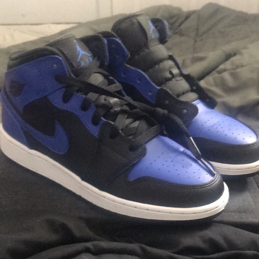 Royal blue Jordan 1 mids